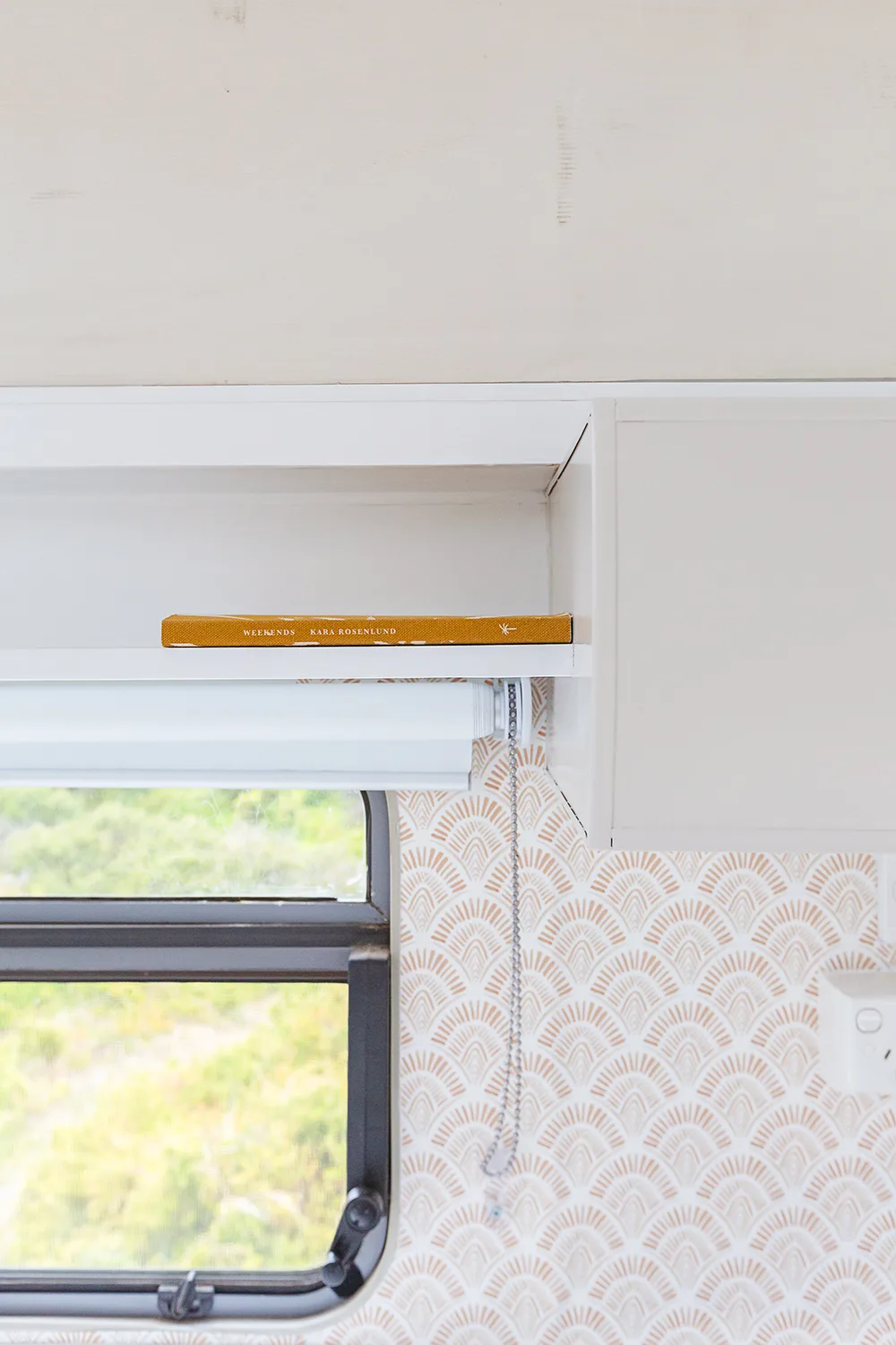 Kitchen splashback with light brown and white pattern